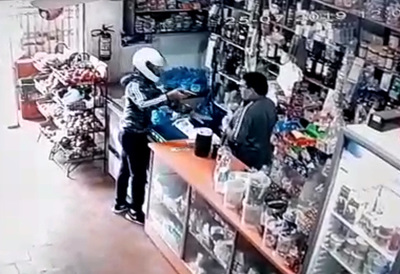 Delincuentes armados toman por asalto una farmacia y roban dinero y celular