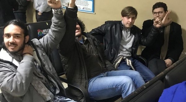 Liberan a los jóvenes arrestados frente a Mburuvicha Róga - Digital Misiones