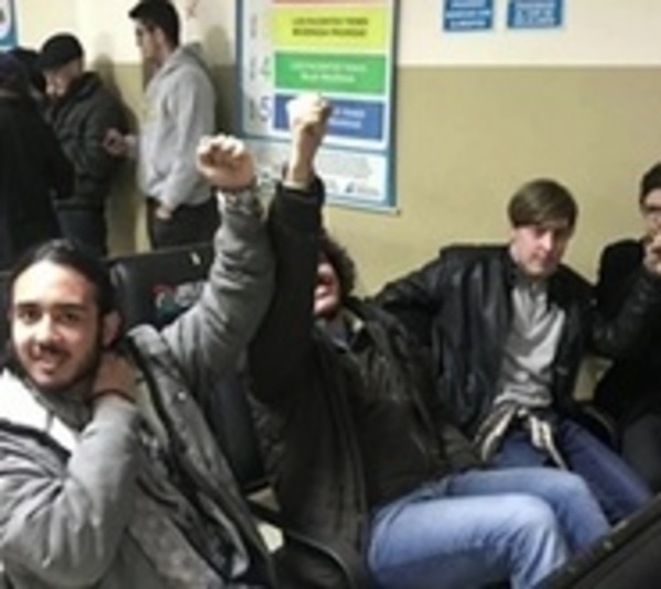 Liberaron a jóvenes tras incidentada protesta frente a Mburuvicha Róga - Paraguay.com