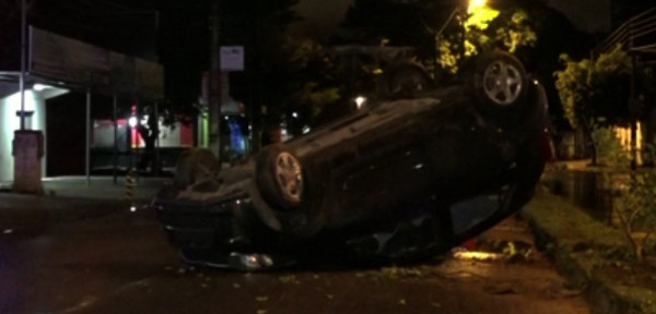 Volcó y los que estaban cerca, le robaron el celular | Noticias Paraguay