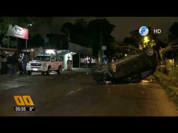 Volcó con su auto, transeúntes lo ayudan pero luego le roban el celular