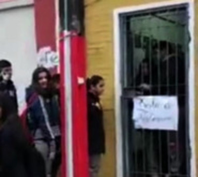 Alumnos toman colegio exigiendo destitución de directora - Paraguay.com