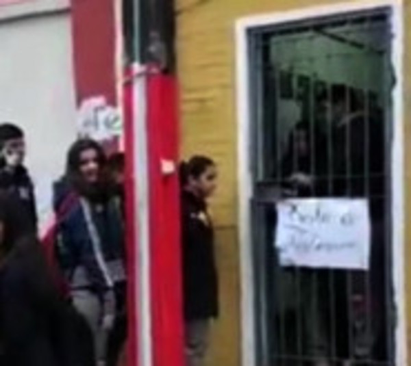 Alumnos toman colegio exigiendo destitución de directora - Paraguay.com