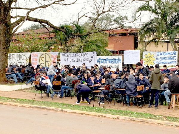 Sentata de estudiantes para exigir rubros docentes