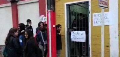 Alumnos toman colegio en San Lorenzo | Noticias Paraguay