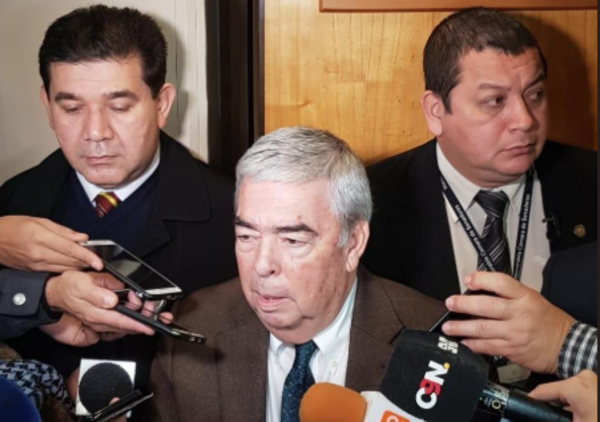 HOY / Echó a técnicos para firmar pacto secreto y ahora dice: “No puedo hablar de la parte técnica”