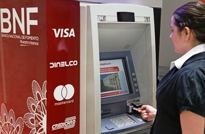 Prosigue esta tarde el pago de salarios a funcionarios públicos | .::Agencia IP::.