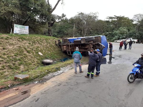 Cisterna se desacopló y volcó sobre Acceso Sur - Nacionales - ABC Color