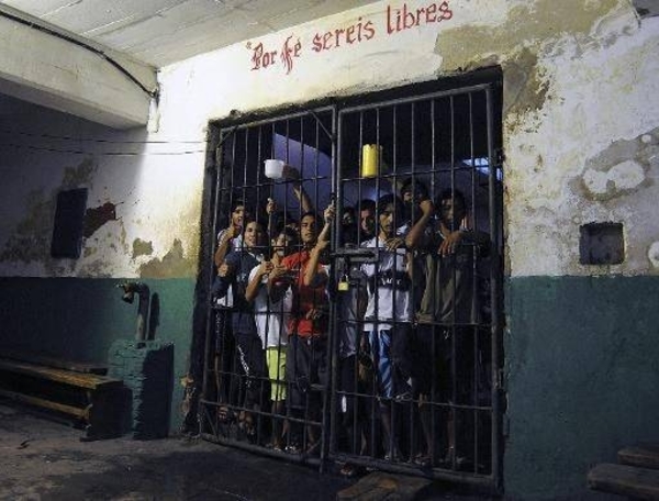 HOY / Las 4 mil personas que no debían haber ido a prisión pero sin embargo están presos