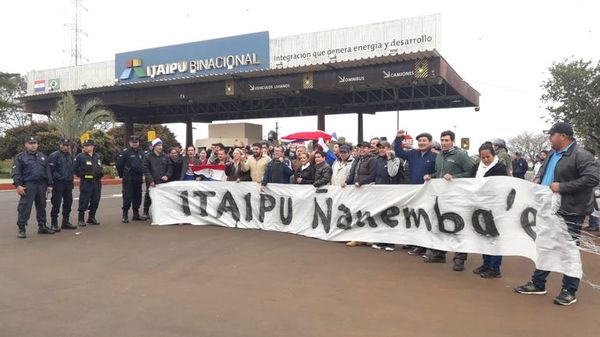 Directora de RRHH de la Municipalidad de CDE se manifiesta en Itaipú Binacional