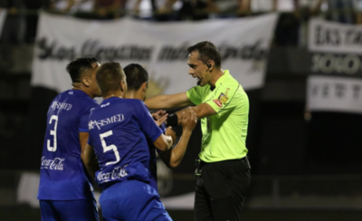 HOY / Suspenden a árbitro por un error de concepto