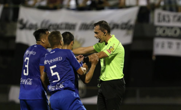 HOY / Suspenden a árbitro por un error de concepto