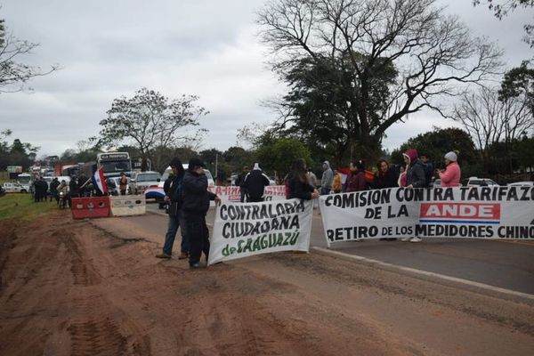 Con cierre de ruta repudian acuerdo bilateral en Caaguazú - Nacionales - ABC Color