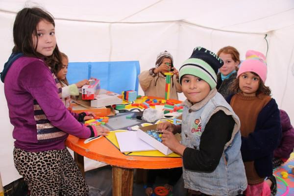 Abren espacios para niños y adolescentes afectados por inundaciones