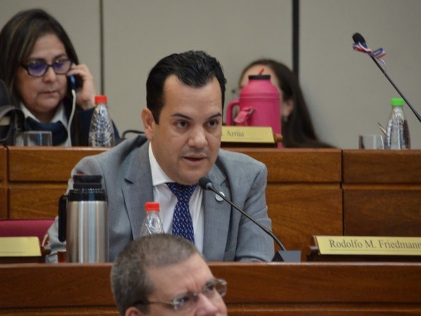 Multado con más de G. 5 millones por ausencia - Radio 1000 AM