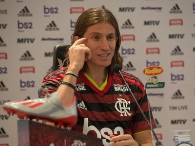 Simpático momento en la presentación de Felipe Luis en Flamengo