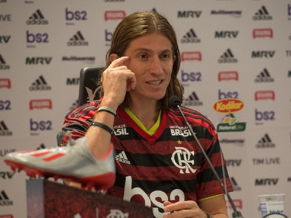 Simpático momento en la presentación de Felipe Luis en Flamengo