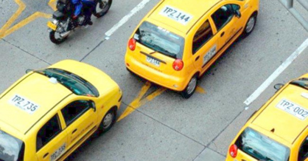 Se olvidaron de su hijo en asiento de taxi