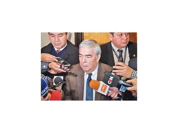 Embajador admite que excluyó a técnicos y no ocultó nerviosismo