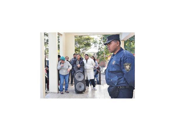 Jubilados escrachan al titular del IPS durante un congreso