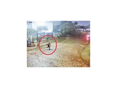 Tiran  bomba molotov en casa de intendente de Villa Elisa