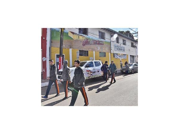 Levantan toma de colegio, tras salida de las directoras