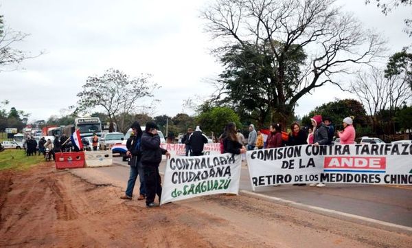 Bloquean ruta en repudio del acuerdo bilateral de Itaipú - Economía - ABC Color