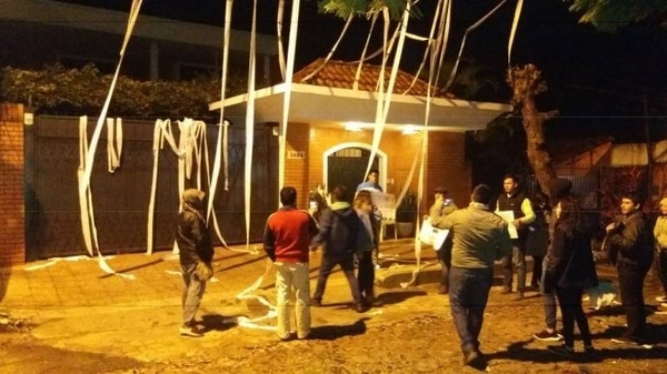 HOY / Jóvenes escrachan a director de Itaipú por tratado secreto