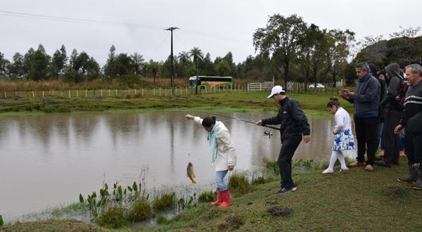 GRAL. ARTIGAS: INSTRUYEN A PRODUCTORES Y ESTUDIANTES CON MIRAS A FOMENTAR LA PISCICULTURA