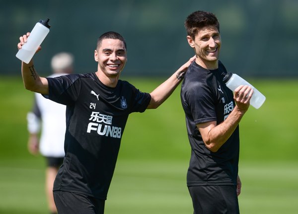 Almirón y otros presentaron el nuevo equipo del Newcastle