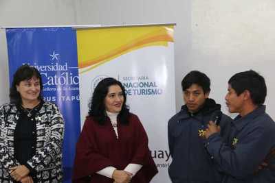 Jóvenes nativos son incluidos como guías turísticos de la Misión Jesuítica de Trinidad