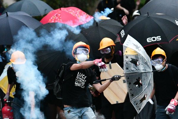 Paraguas contra balas de goma: Manifestantes de Hong Kong desafían a la policía