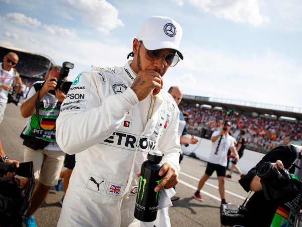 Hamilton logra la 'pole' ante la desgracia de Ferrari