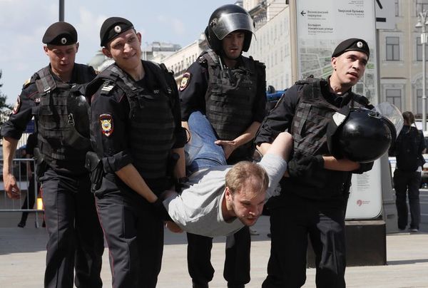 Cientos de detenidos en una manifestación de la oposición en Moscú - Mundo - ABC Color