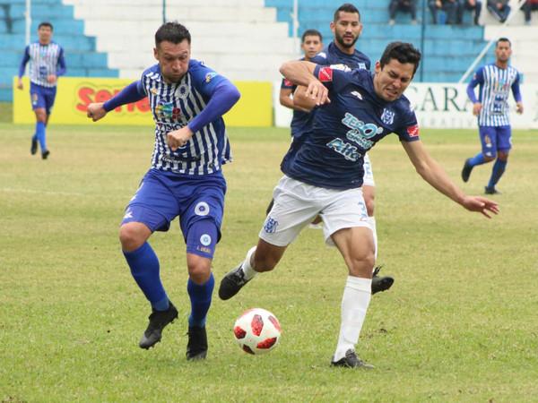 En intenso partido, 12 de Octubre y 2 de Mayo no se sacan ventajas