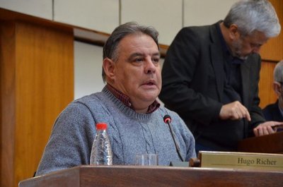 Richer insinúa acuerdo "bajo la mesa"