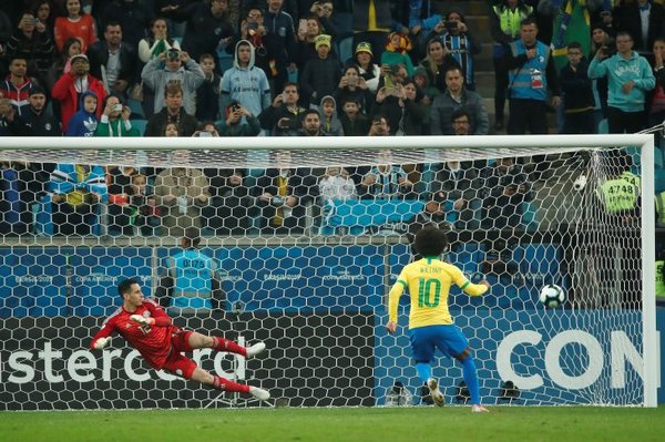 Una heroica Albirroja cae de pie ante el anfitrión