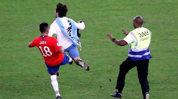 Copa América: Gonzalo Jara le pegó una terrible patada a un hincha que invadió la cancha