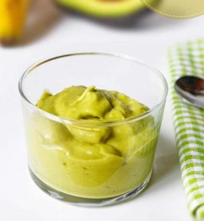 Puré de plátano y aguacate para bebés