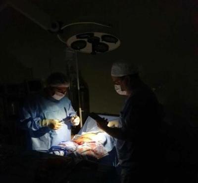 Horqueta: practican cesárea con la luz de un celular