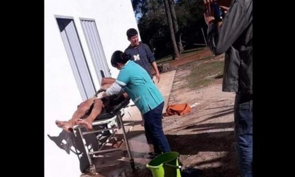 "No cabía en el baño", por eso higienizaron a paciente en el patio del hospital