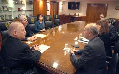 Ministros reciben a delegación de UE en Paraguay