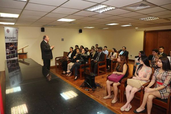 Informan a universitarios sobre funciones de la Corte