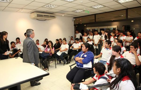 Estudiantes de Itauguá conocieron la historia del sistema judicial en nuestro país