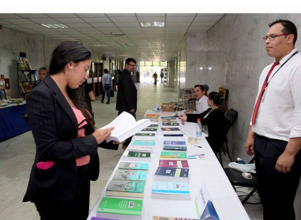 Realizan exposición y venta de libros