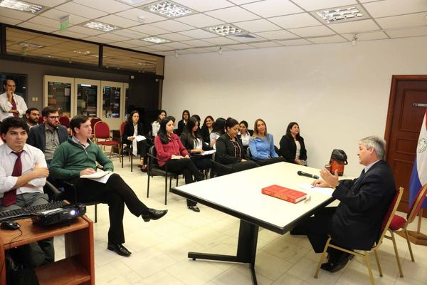 Estudiantes en charla sobre Archivo del Terror