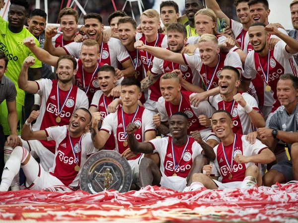 Un renovado Ajax conquista la Supercopa frente a un PSV inferior