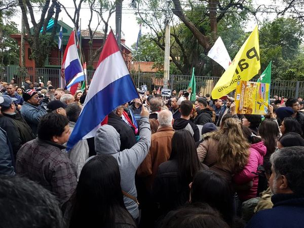 Manifestación frente a la Ande - Nacionales - ABC Color