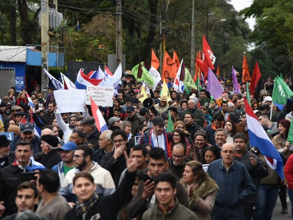 Partidos opositores marcharon contra acuerdo secreto sobre Itaipú
