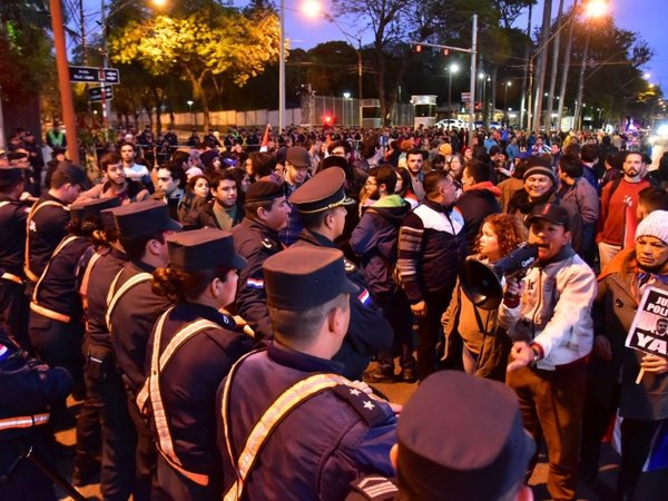 Manifestantes intentan llegar hasta Mburuvicha Róga